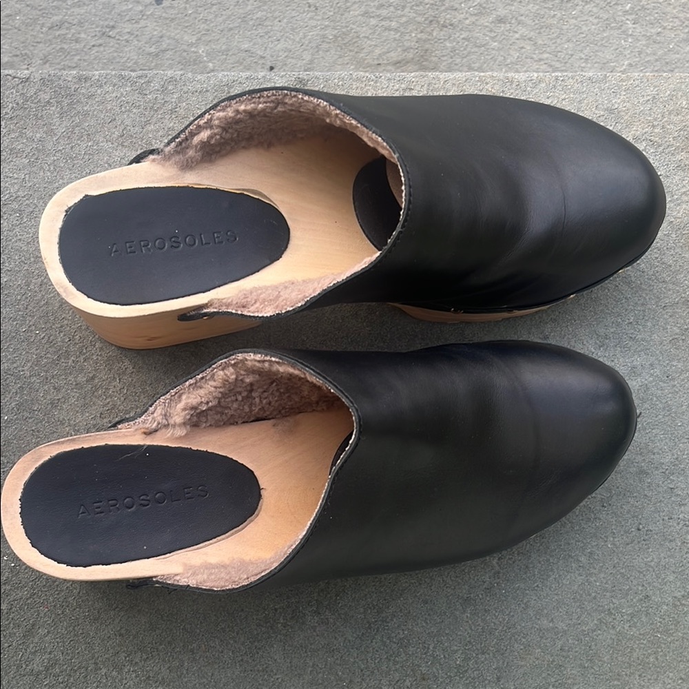 AEROSOLES Black Mules with Sturdy Sole and Minimalist Design